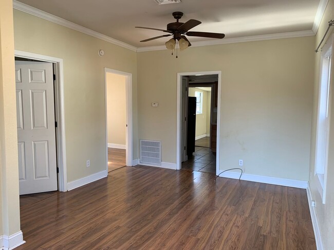 Building Photo - Adorable home in Joplin! 2 bedroom, 1 bathroom home with large living space, carport, and applian...