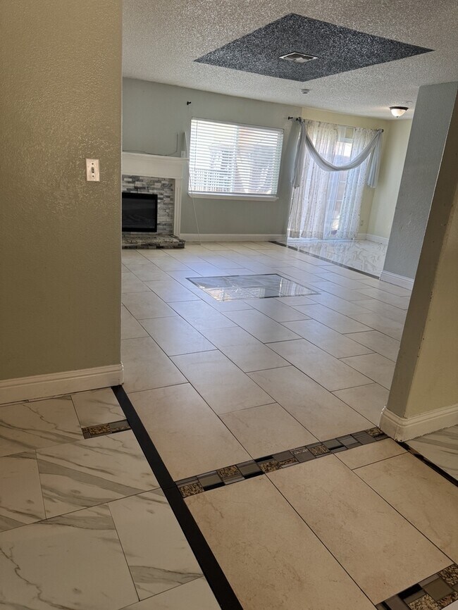 Building Photo - Tracy 4 Bedroom 2 Bathroom Home with a pool