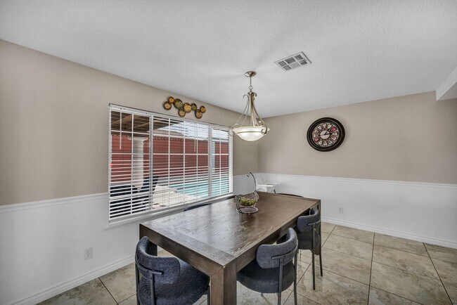 Building Photo - 3 Bed FULLY FURNISHED Pool Home