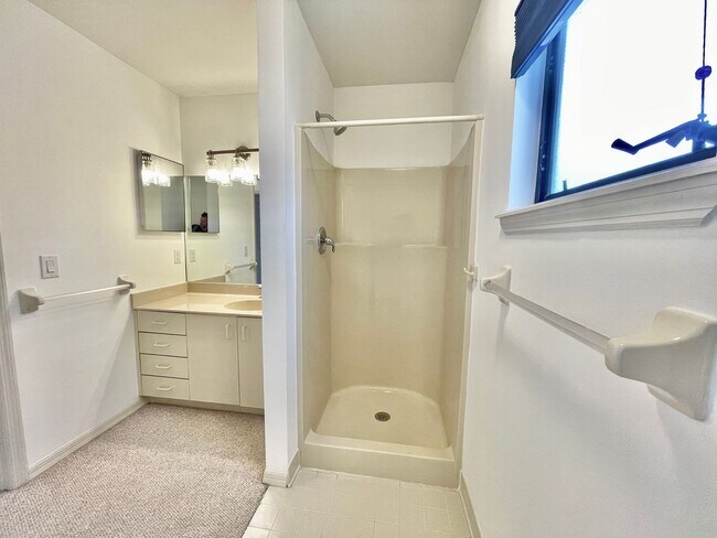 Building Photo - Unfurnished 2 BR condo Annual Rental in Ti...