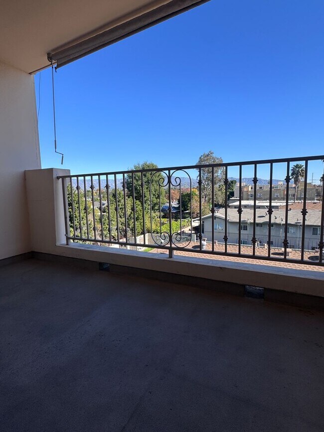 Building Photo - 3 Bedroom 2 Bath Penthouse condo in Van Nuys