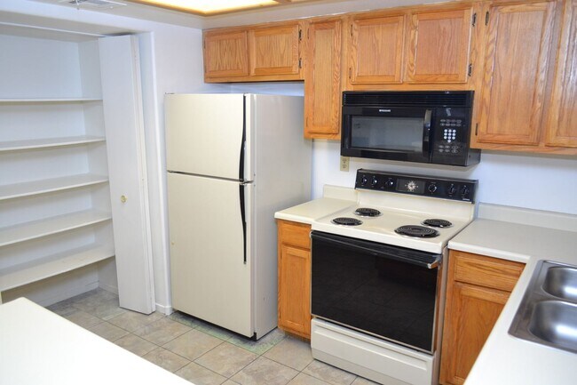 Building Photo - COZY 2 BEDROOM AND 2 FULL BATH CONDO IN SP...