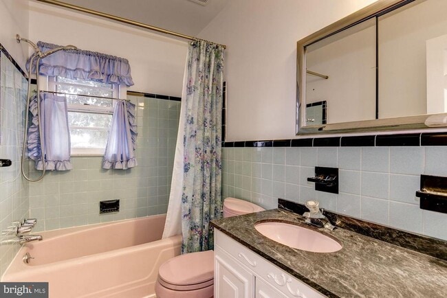 Building Photo - 335 N Madison St