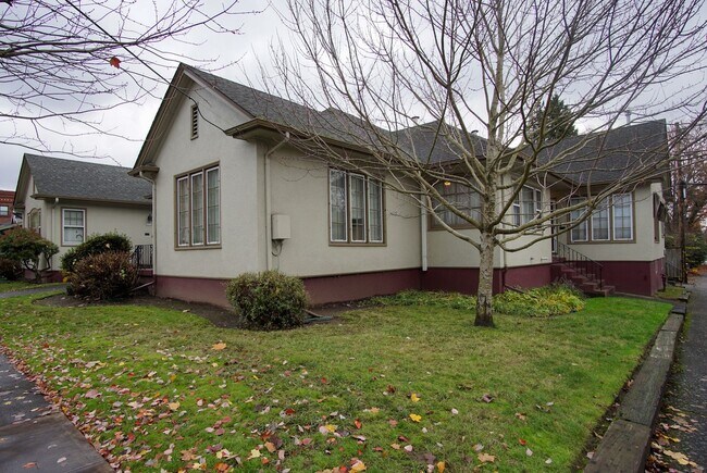 Building Photo - Awesome 1 Bedroom Flat By Laurelhurst Park...