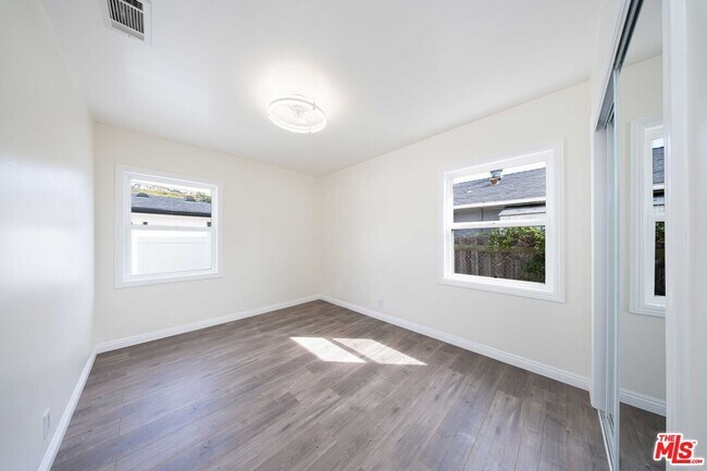 Building Photo - 8432 Glenoaks Blvd