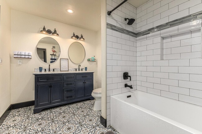 Building Photo - 617 E Ellis Dr