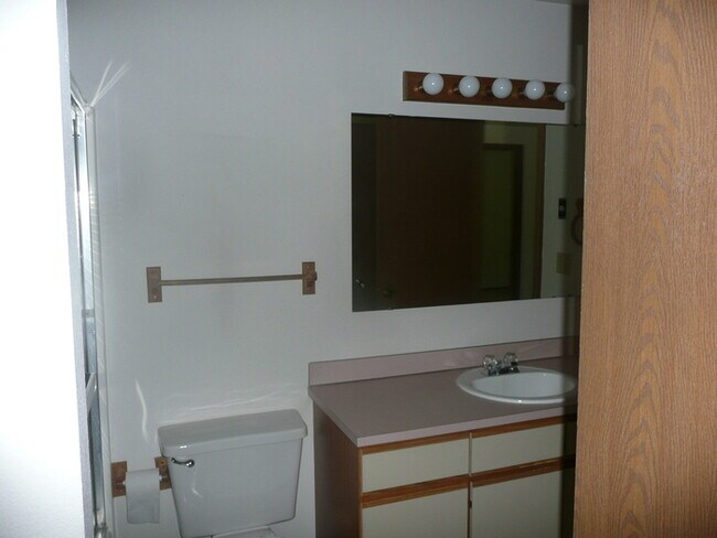 Building Photo - Spacious 2 Bedroom Duplex In Spanaway!