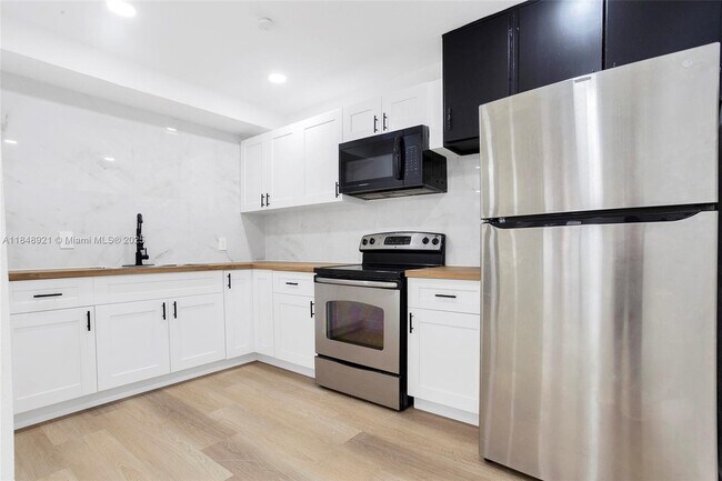 Building Photo - 1528 NE 145th St