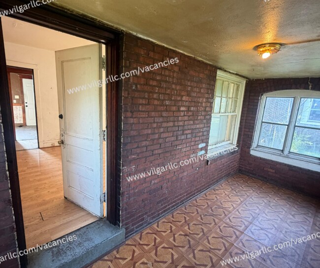 Building Photo - Single-family home for sale