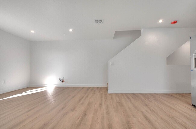 Building Photo - 5850 Vineland Ave