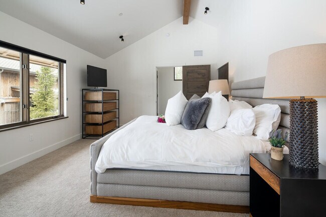 Building Photo - 6 Silver Peaks Dr