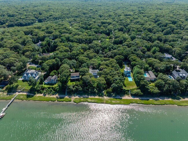 Building Photo - 26 3 Mile Harbor Dr