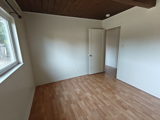 Building Photo - 263 Elmwood Ln