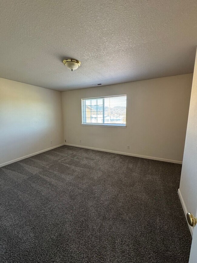 Building Photo - 1057 Lookingglass Rd