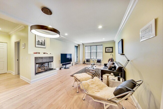 Building Photo - 2040 W Belmont Ave