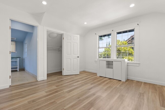 Building Photo - This spacious 1 bedroom, 1 bathroom apartm...