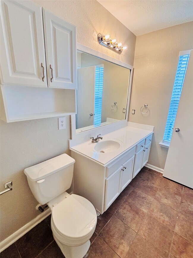 Building Photo - 8134 Sanders Forest Ct