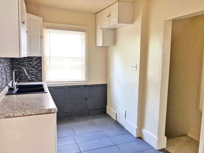 Building Photo - 2 Bed 1 Bath Single Family Home in the Bea...