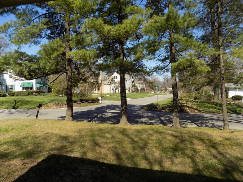 Building Photo - 2505 Maplewood Dr