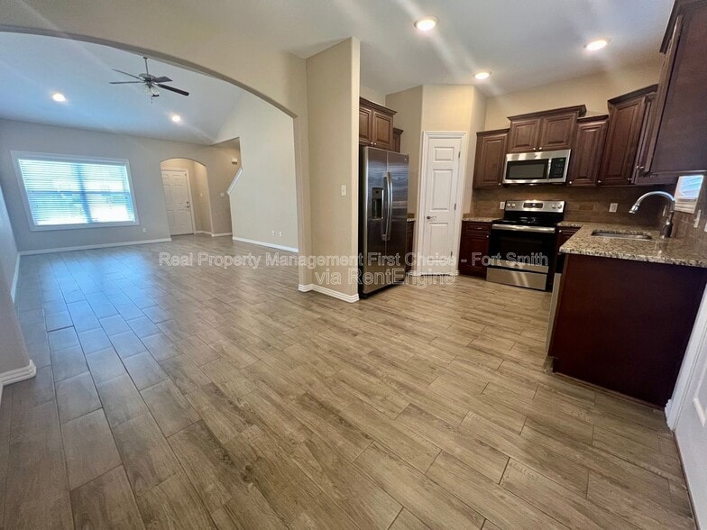 Building Photo - 9905 Landry Dr