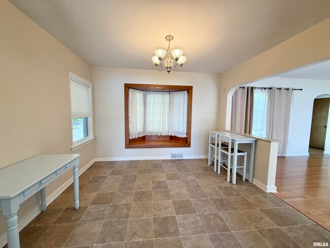 Building Photo - 136 E Hazel Dell Ln
