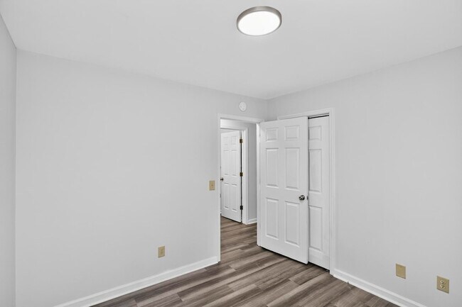 Building Photo - 1009 Lynndale Dr