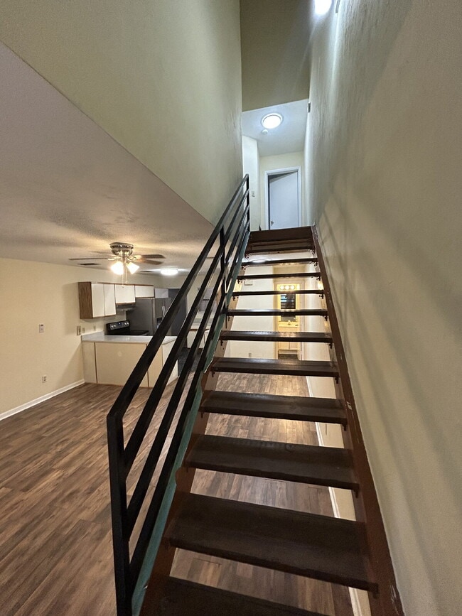 Building Photo - Spacious 2 bedroom townhouse with an additional loft located near TCC!