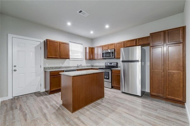 Building Photo - 906 Quartz Ct