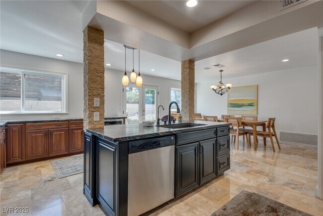 Building Photo - 840 Pinehurst Dr