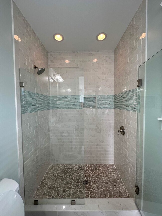 Building Photo - New, exclusive 3200 sq ft 4 bedroom/3.5bat...