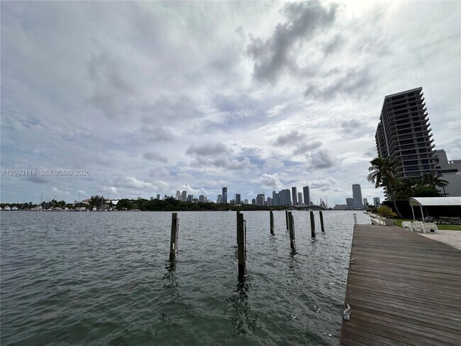 Building Photo - 1100 Venetian Way