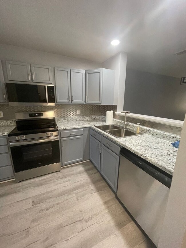 Building Photo - Adorable 2 bedroom 2.5 bathroom townhome |...