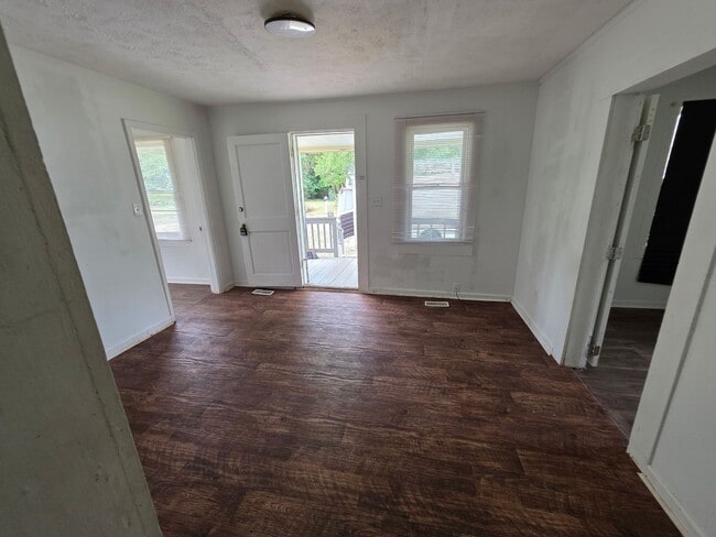 Building Photo - 2BEDROOM 1BATH