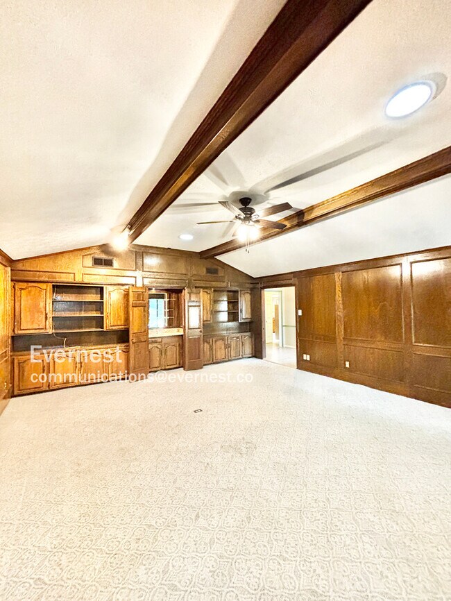 Building Photo - 1120 Stratford Dr