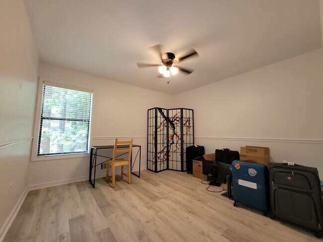 Building Photo - 4 Bed/2 Bath w/ Huge Basement Minutes from...