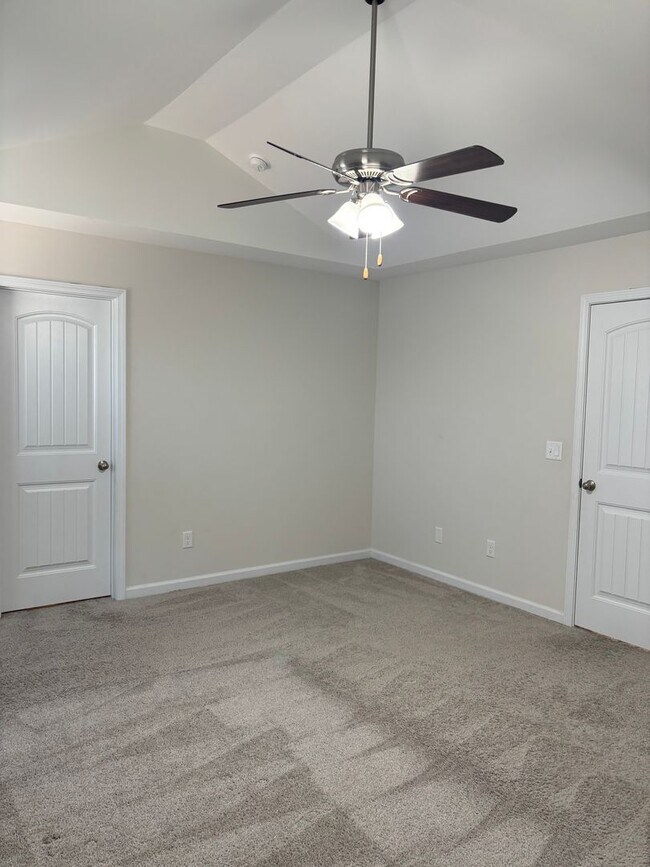 Building Photo - 5 bedroom 3 bath home in Pocalla Springs