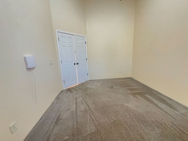 Building Photo - Available Now-3 bdrm/2 bath large open con...