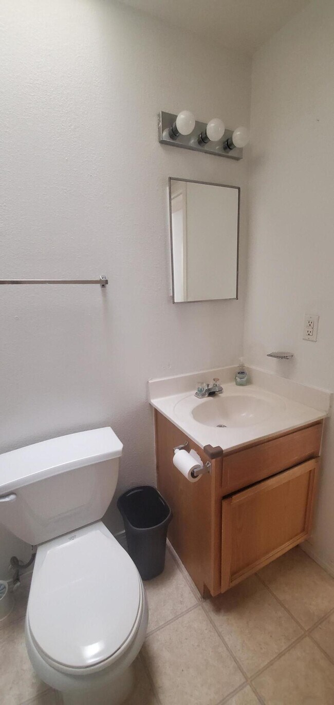 Building Photo - 3400 Tierra Cromo Rd