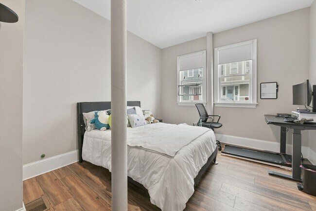 Building Photo - 467 E 8th St
