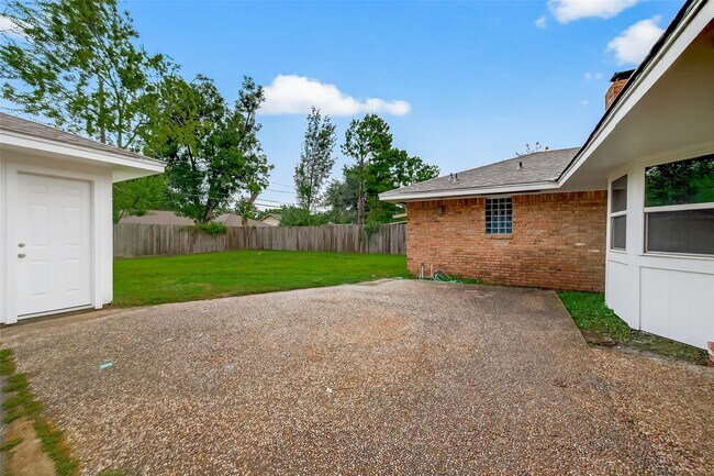 Building Photo - 8210 Edgemoor Dr