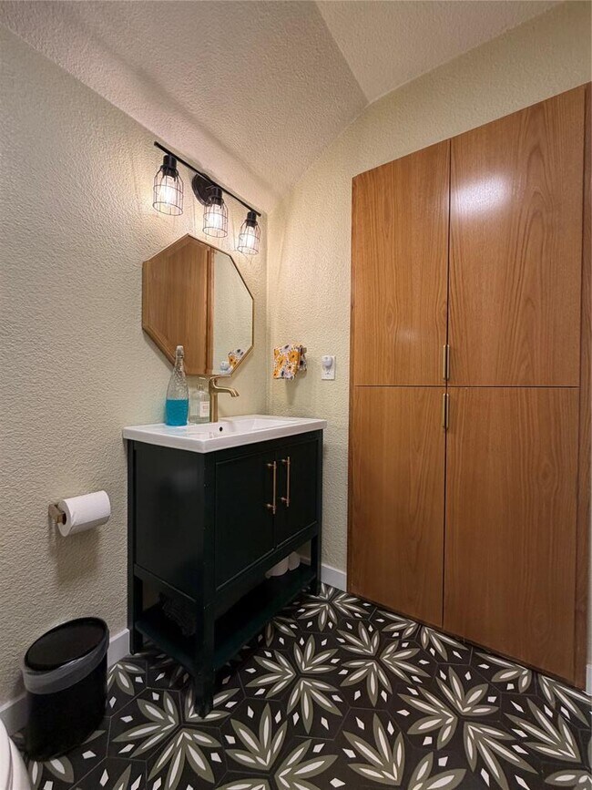 Building Photo - 2626 Baxter Dr