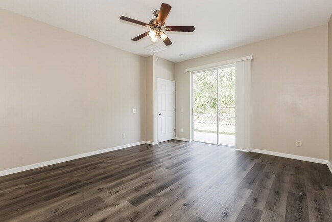 Building Photo - 10445 Meadow Spring Dr