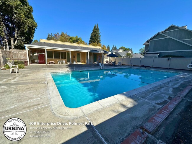 Building Photo - Move-In Ready Rohnert Park Condo with Pool...