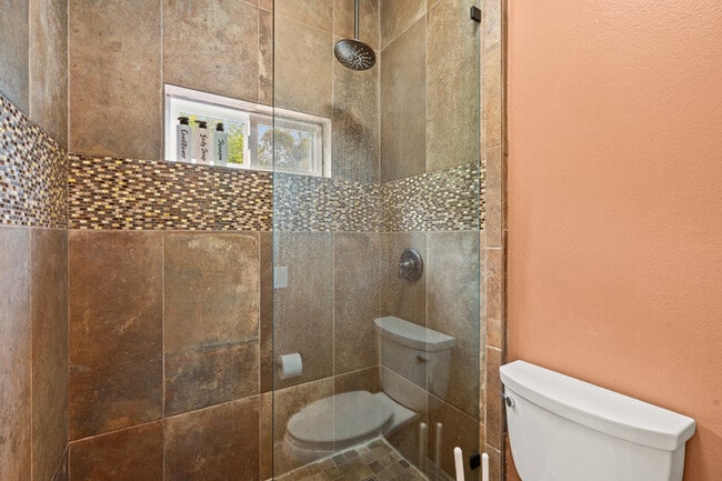 Building Photo - Elegant 5BR Furnished Estate with Pool & G...
