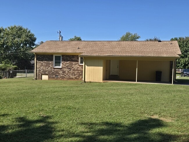 Building Photo - 2025 Stonebrook Dr