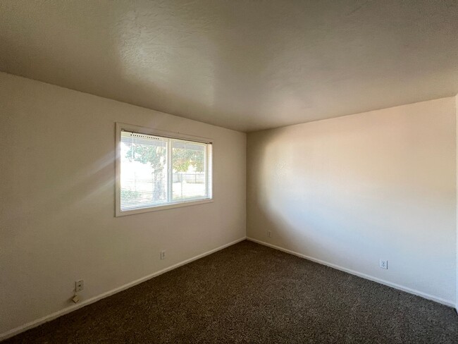 Building Photo - 5954a
