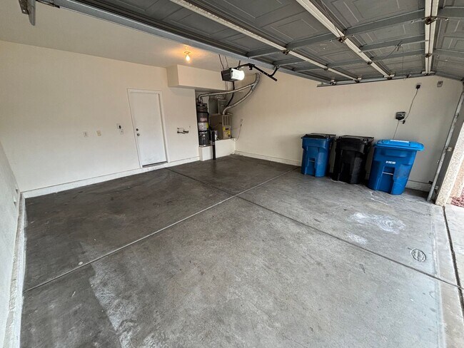 Building Photo - Modern 3Bed/3Bath Two Story Home located i...