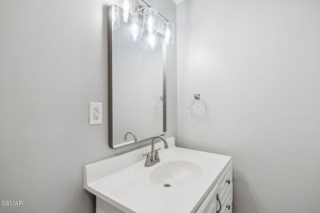 Building Photo - Spacious & Grand Living!!!