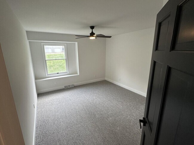 Building Photo - 5 Bed 4 Bath Home fenced yard