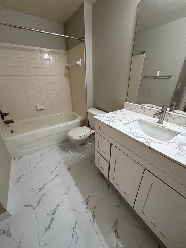 Building Photo - 1 Bedroom Condo in Gated Community